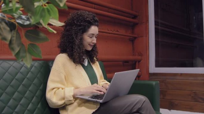高加索女性自由职业者在计算机上打字，在一起工作和微笑