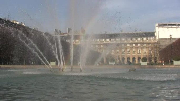 巴黎皇家宫殿内的喷泉。