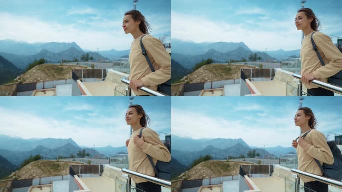 游客站在观景台上，寻找蓝色背景山谷景观模型。时髦的年轻女孩穿着便服，欣赏从山到海和安塔利亚市的景色。