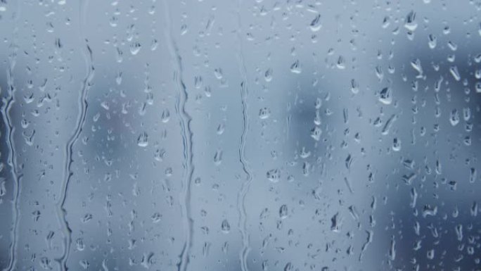 暴风雨期间窗玻璃上的雨