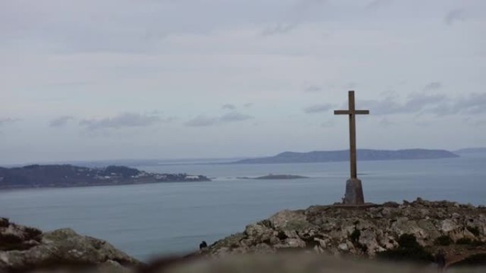欧洲爱尔兰山顶，宗教悲痛景观背景横幅全景，十字架在山上，混凝土十字架在山顶，基督教十字架符号在山顶，