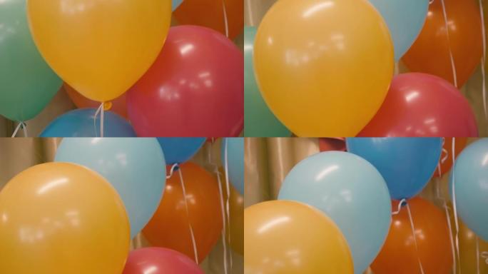 空中有很多五颜六色的气球。