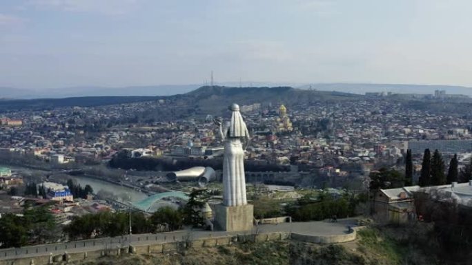 从乔治亚母亲雕像后面的第比利斯大城市鸟瞰图，4k