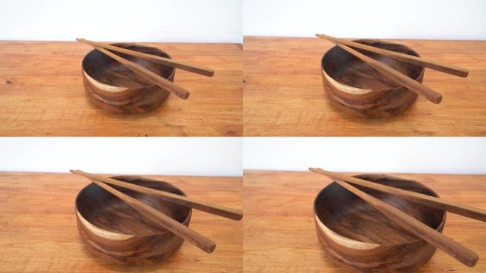 日本空碗，一双筷子隔离在木桌上
