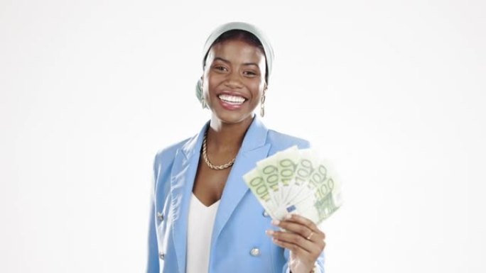 现金，金钱和快乐的黑人妇女孤立在白色背景业务财富，奖金收入或银行利润。在财务自由中获胜，薪水模型和富