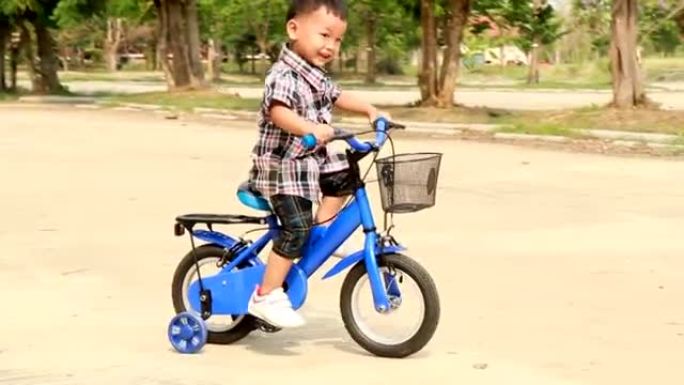 小男孩学会骑自行车