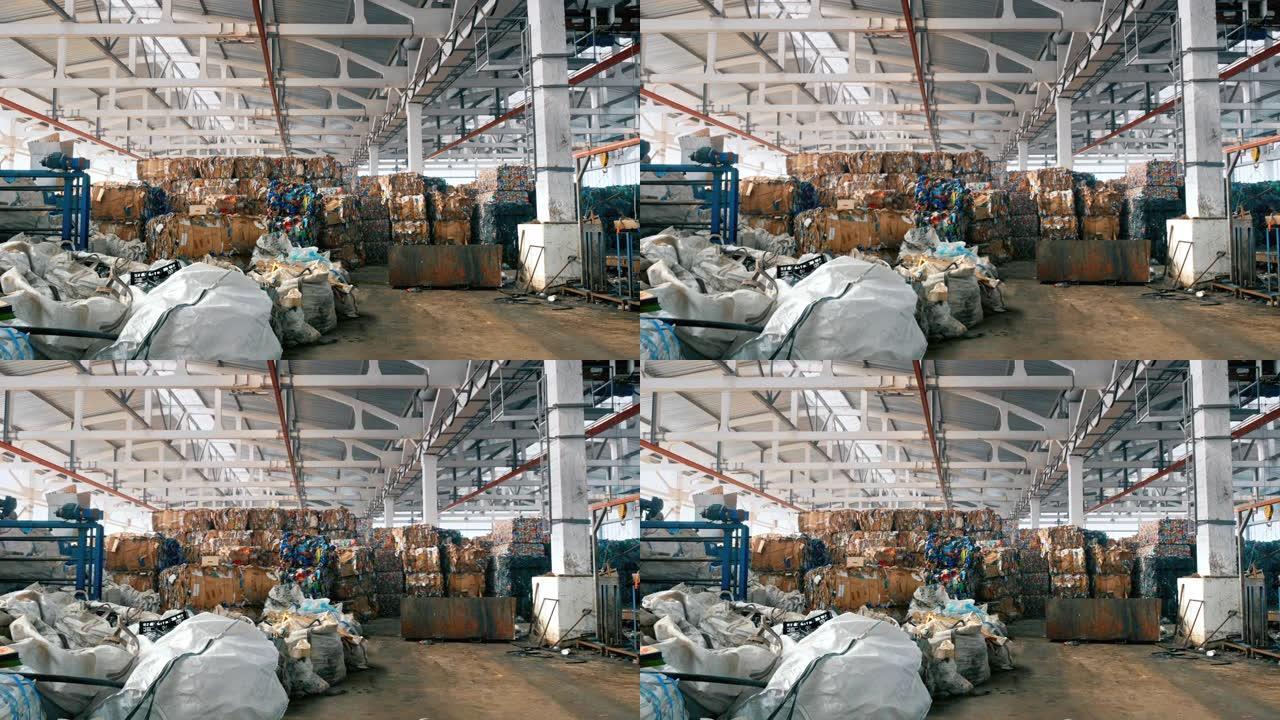 垃圾分类厂的内部视图。压缩垃圾立方体，特殊工具