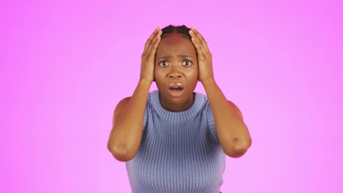 工作室背景下的黑人女性的休克、恐惧和脸，粉色背景和恐惧、担忧和恐惧情绪的表情符号。惊恐、焦虑和担心w