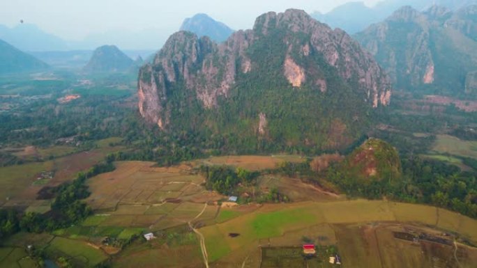 喀斯特山和山谷的鸟瞰图