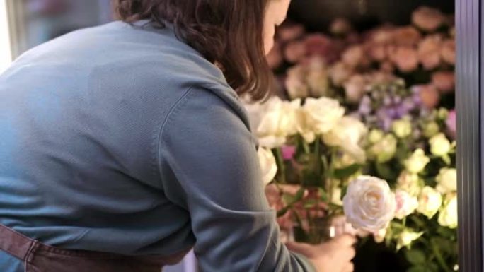从最受欢迎的花店精心制作的春天花束，花卉商店冰箱储存鲜花。