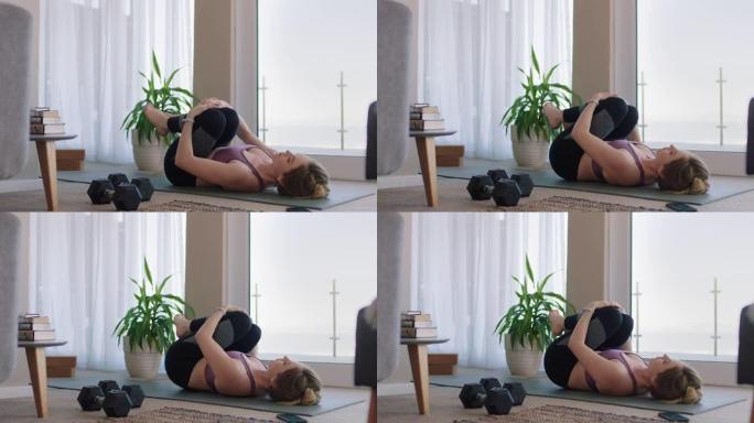 健康的白人妇女在家锻炼，在客厅练习伸展运动，享受早晨健身锻炼