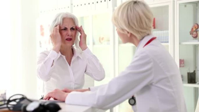 老年妇女患者在诊所4k电影慢动作中向神经科医生抱怨头痛和记忆力减退