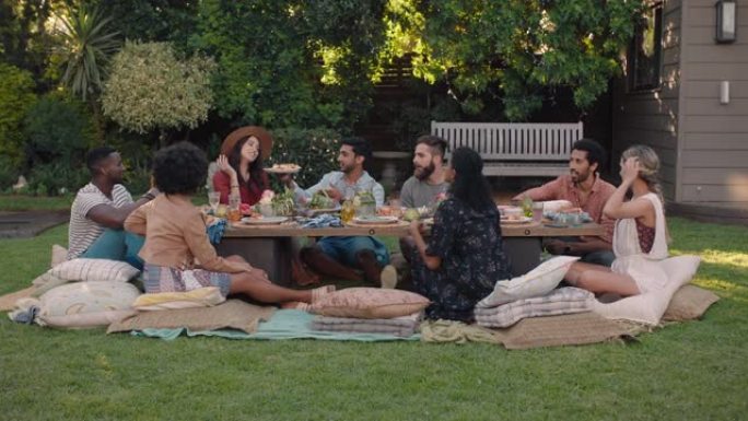 花园派对朋友庆祝野餐午餐玩得开心聊天分享健康食物享受周末聚会在美丽的夏日户外4k放松