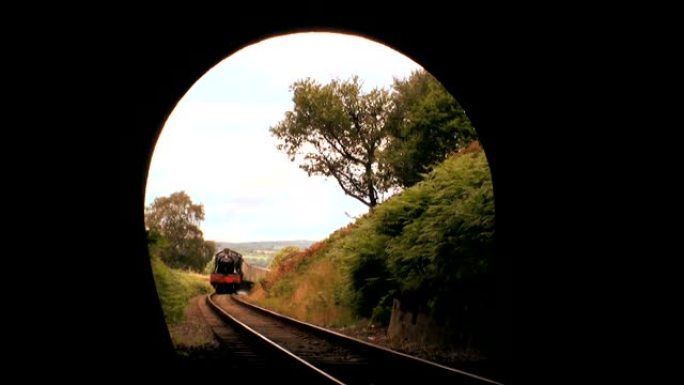 蒸汽火车进入隧道