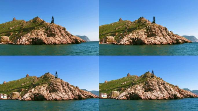 岩石海岸，有灯塔和古老的堡垒，从海上可以看到。