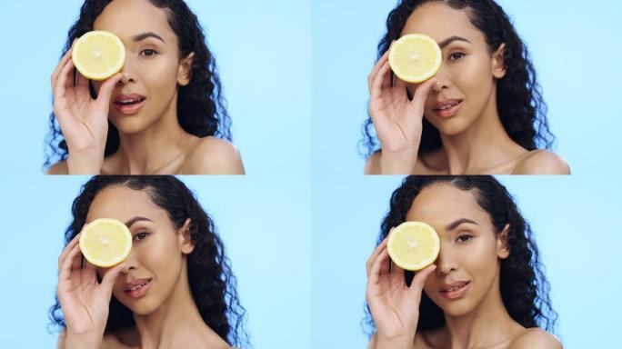 柠檬美容，护肤和工作室中女人的脸，清洁健康或蓝色背景。面部化妆品的模型，肖像和柑橘类水果，维生素c美