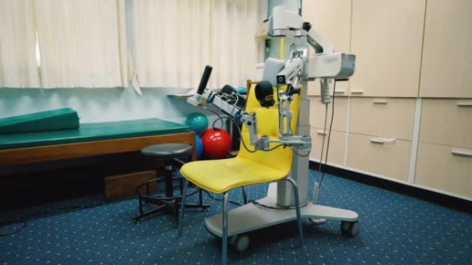 机械臂理疗设备帮助腿部虚弱的患者。