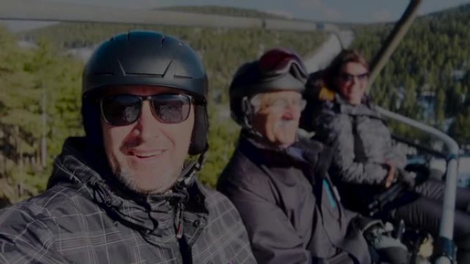 带着女儿和儿子在滑雪缆车上的老人，在冬天欣赏大自然的景色