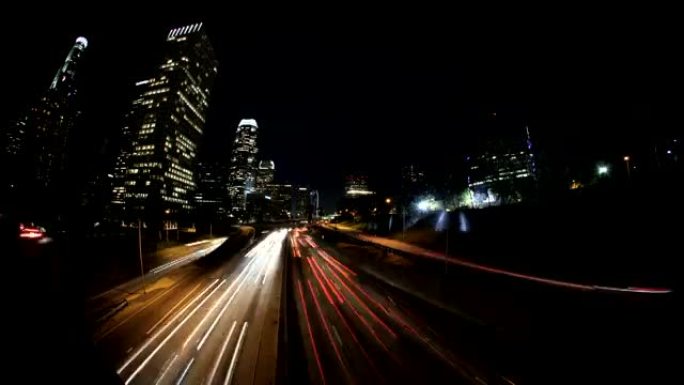 洛杉矶市中心夜间繁忙的高速公路上的延时