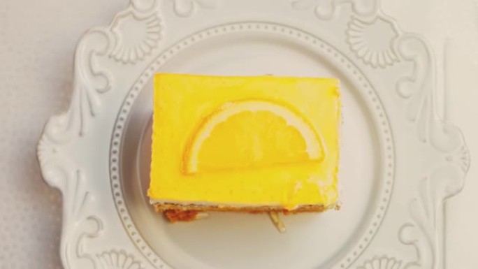 一块橘子蛋糕加果冻的波纹效果。蛋糕放在复古风格的盘子上。微距和滑块拍摄
