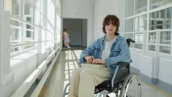 走廊上残疾的时尚女孩