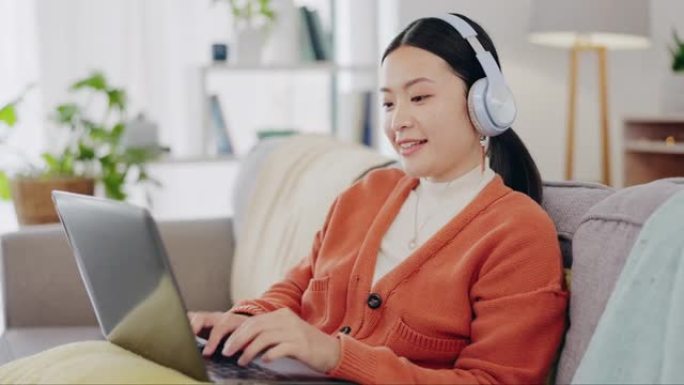 笔记本电脑，耳机和亚洲妇女在沙发上在家工作的机会在线或网站文案写作。中国的远程工人或个人在计算机上打