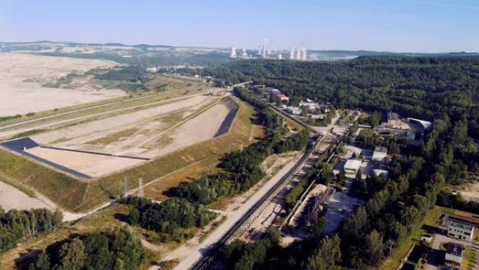 波兰Bogatynia褐煤露天煤矿的鸟瞰图