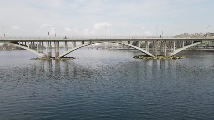 河上的无人机观景桥