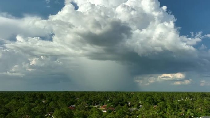 在郊区城镇地区出现大雨之前，阴暗的天空上形成了乌云