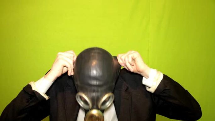 绿色背景上的男人穿着防毒面具