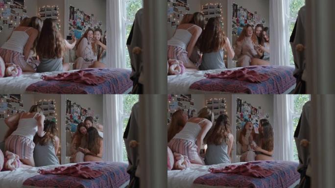 快乐的十几岁的女孩一起用智能手机自拍照片最好的朋友摆姿势享受在社交媒体上在家闲逛分享周末