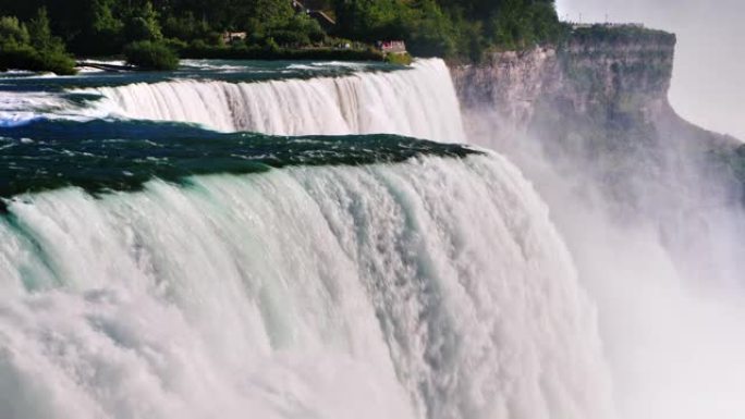 世界上最著名的瀑布之一是尼亚加拉瀑布。世界各地游客喜爱的地方