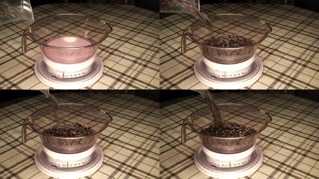 按比例将咖啡豆倒入碗中 (HD 1080i/50)