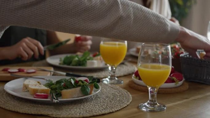 高加索三口之家一起分享早餐。用8k的红氦相机拍摄。