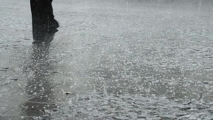 男子走过冰雹雨