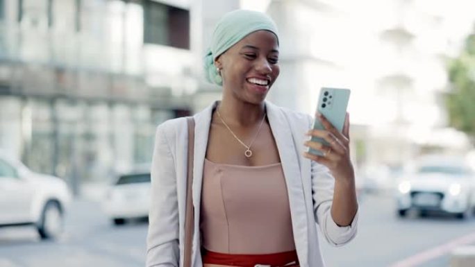 视频通话，城市中的黑人妇女，微笑交谈，联系人和社交媒体联系。非裔美国女性、女士和智能手机，用于户外或