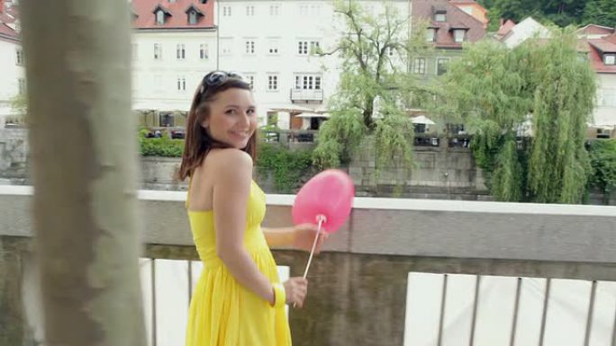 用气球拍摄可爱的女人