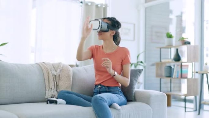 VR眼镜，互动和女人在沙发上的metaverse，未来派软件或网络朋克3d体验在家。具有交互式视觉的