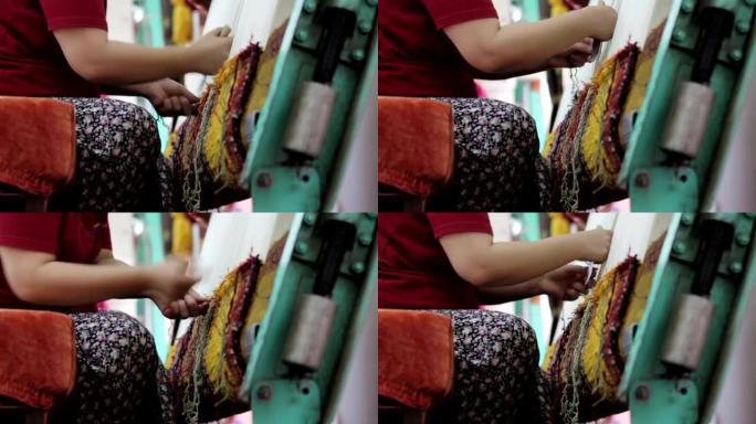 编织东方地毯的老年妇女: 土耳其地毯
