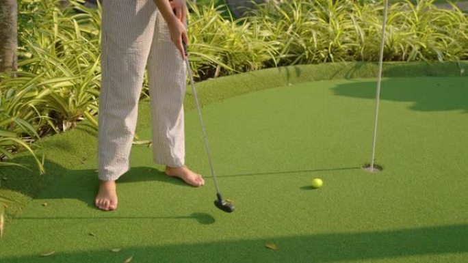 在人造草皮上打高尔夫球。