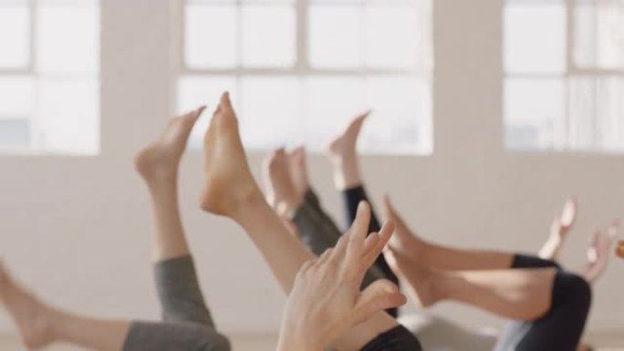在工作室享受团体健身锻炼的健康孕妇瑜伽课