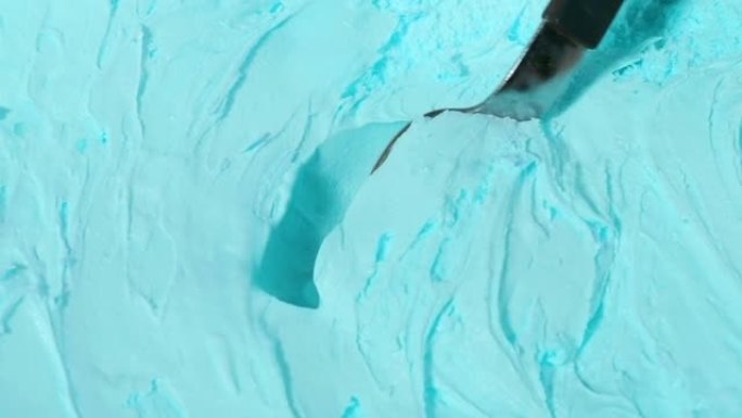 泡泡糖冰淇淋被挖出