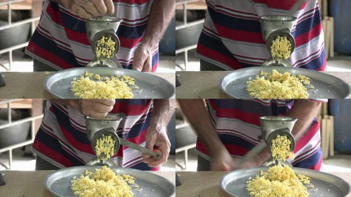 男子研磨玉米以制作玉米粉蒸肉，玉米粉蒸肉或玉米粉蒸肉