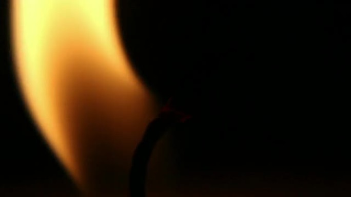 蜡烛上的宏观火焰显示燃烧的灯芯蜡烛