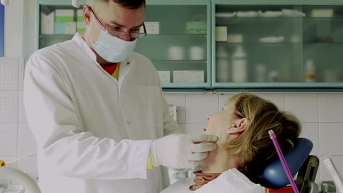 牙医检查病人的嘴