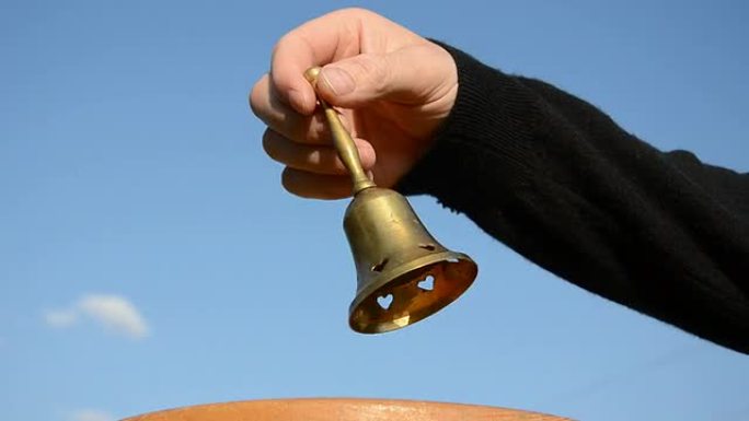 旧货黄铜铃铛在手和天空