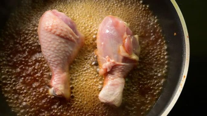 在锅中煮沸的热油酱鸡肉