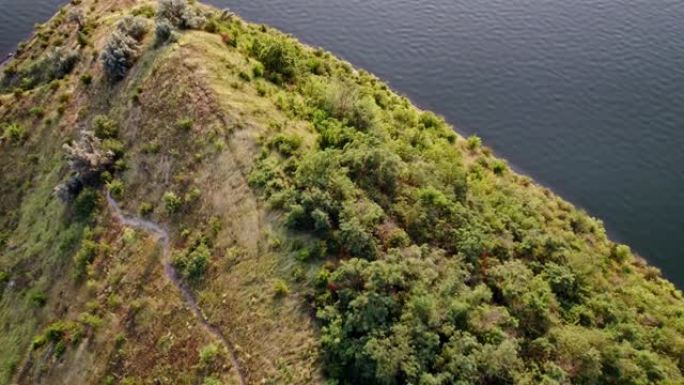 空中无人机视图。摄像机在河道上空飞行。悬崖山海岸，美丽的夏日大自然。惊人的背景。