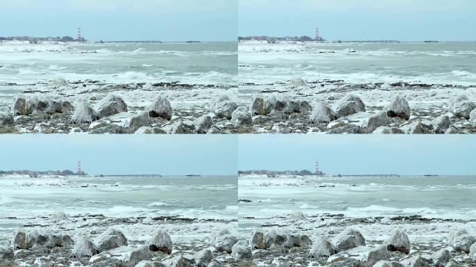 背景上的冬季海上海岸线和灯塔