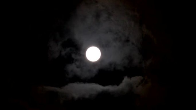 月亮在云层之间移动